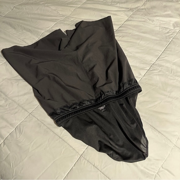 Old Navy Men’s Medium Quick Dry Reflective Running Shorts with Zippered Pocket - Picture 3 of 6